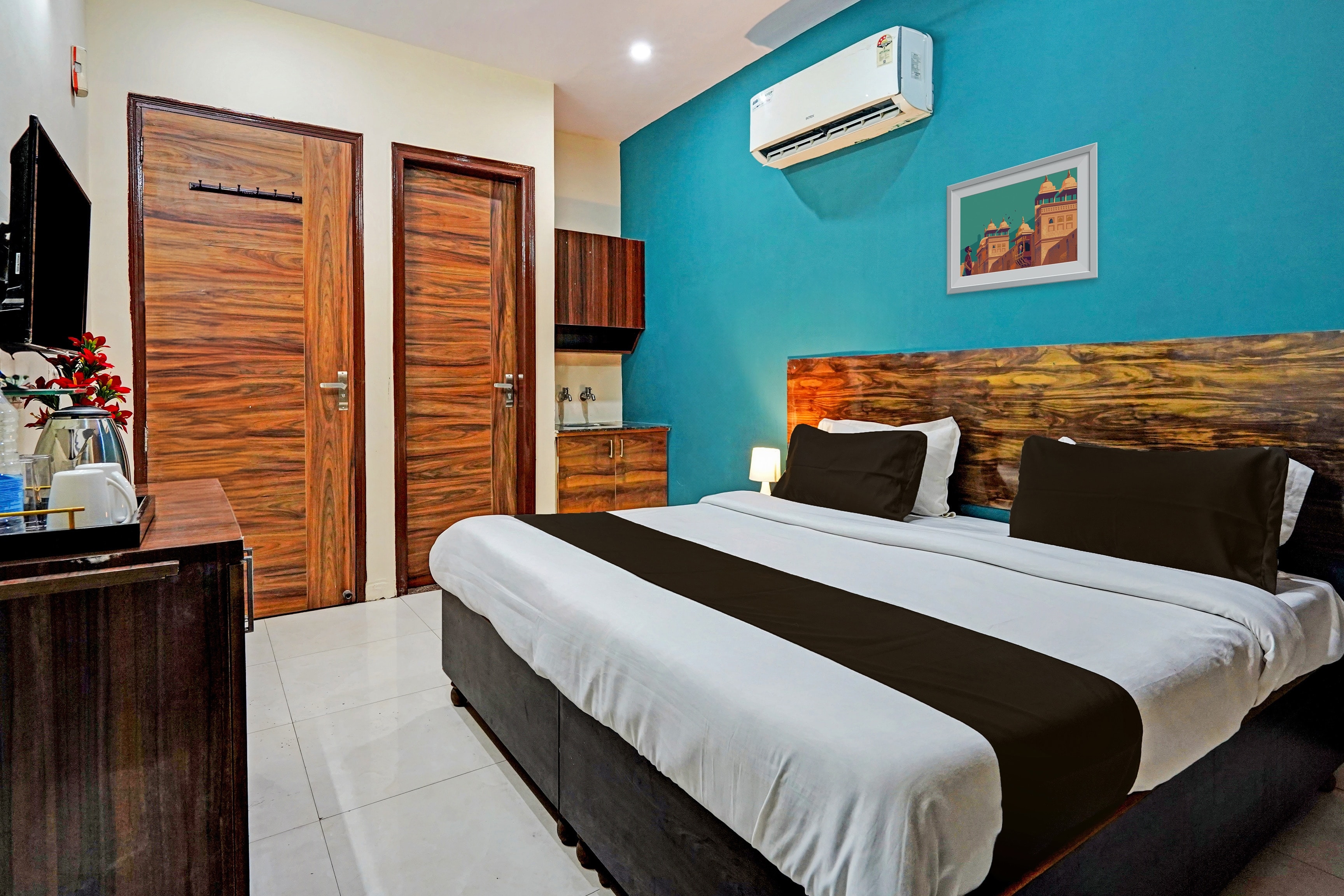 Royal Hotel - Tap to explore photos