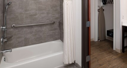 DoubleTree by Hilton Olympia Room Type - 1KNG MOB HEAR ACC W TUB NS