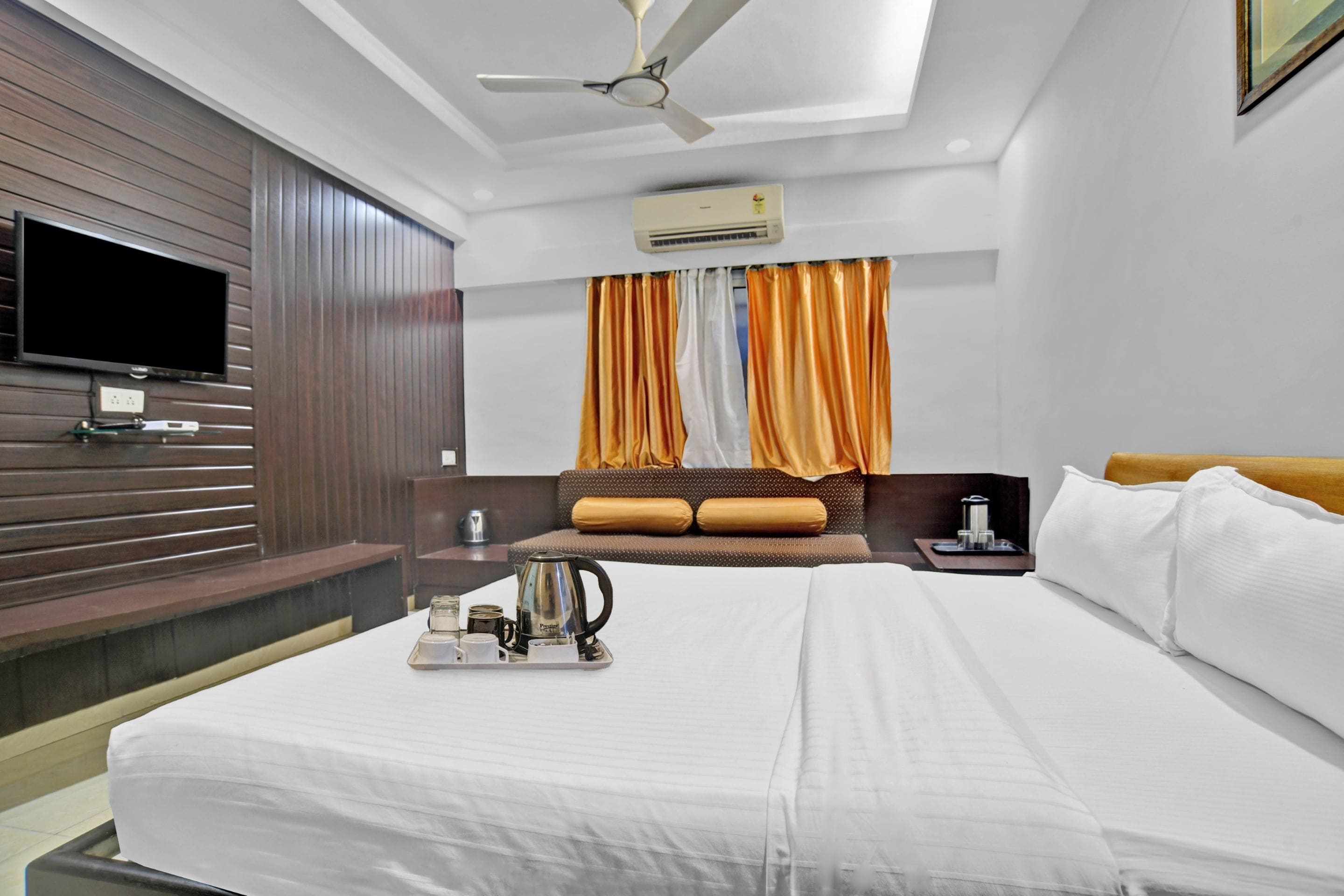 Super Townhouse Divya Palace - Tap to explore photos