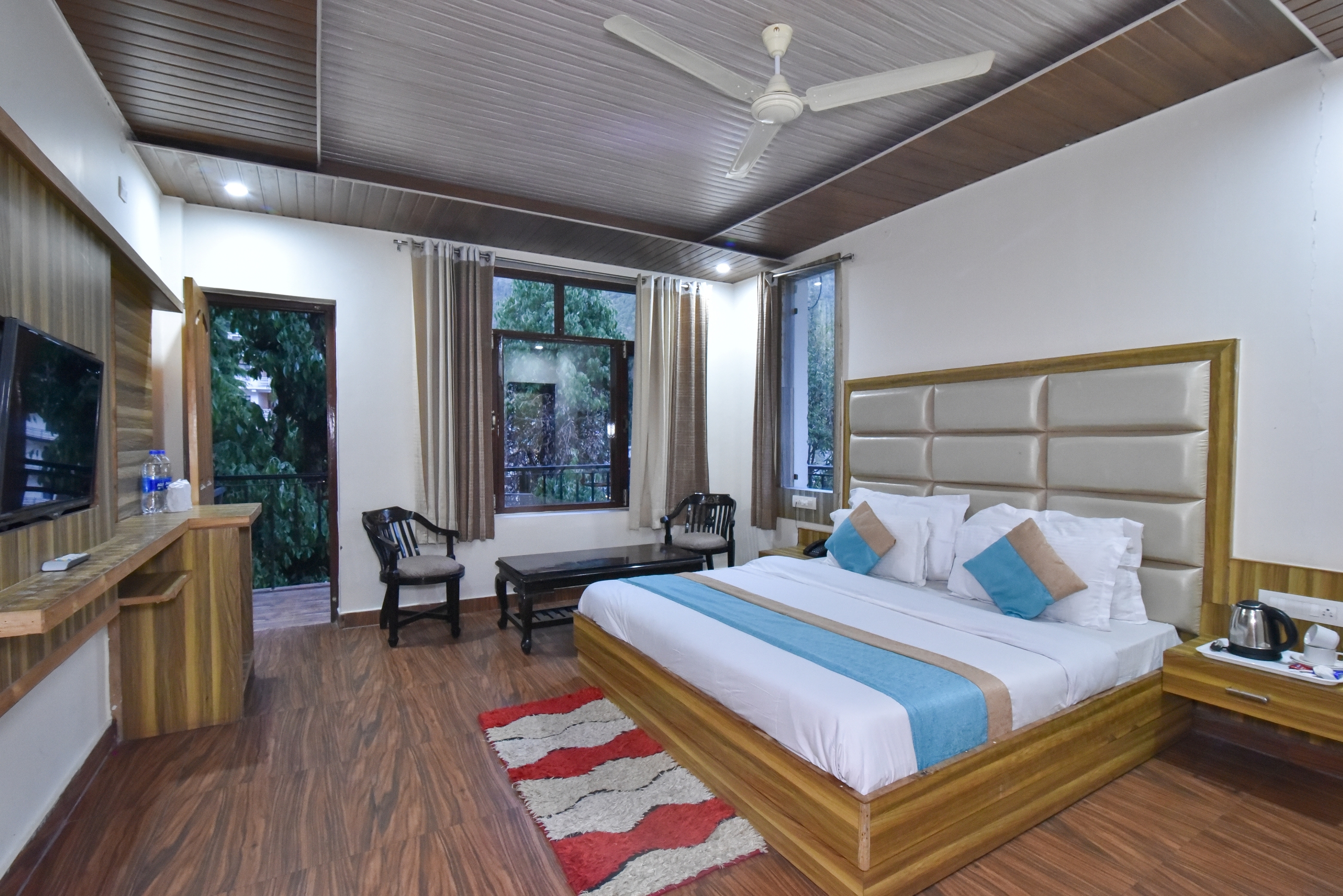 Hotel Seven Seas - Tap to explore photos