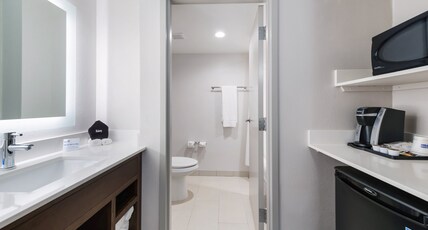 Holiday Inn Express Naperville Room Type - Standard Room