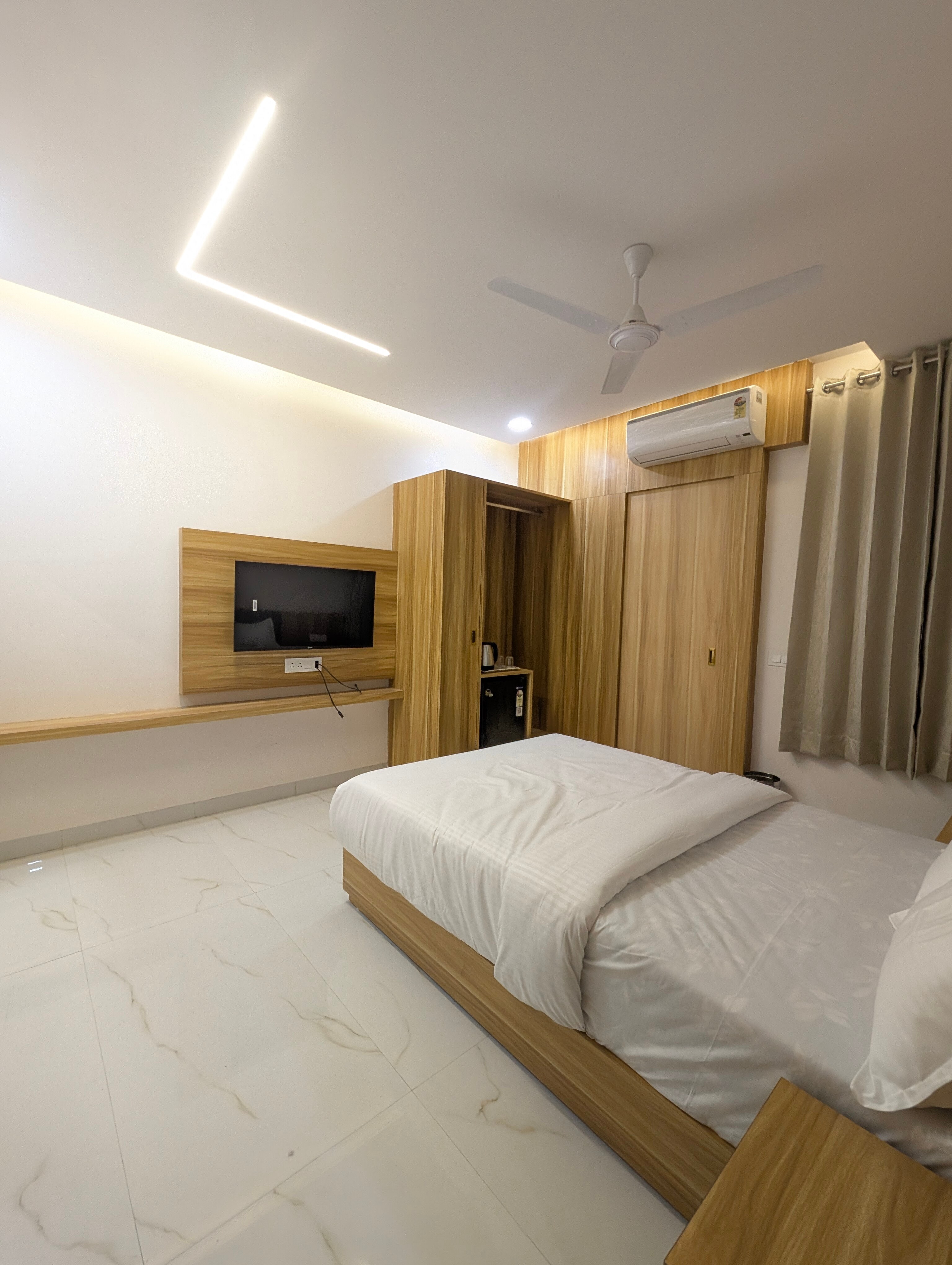Accuotel inn LAVISH VILLA - Tap to explore photos