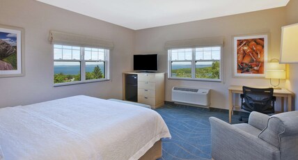 Hampton by Hilton Bar Harbor Room Type - 1 KING OCN VW W FRIDGE NS