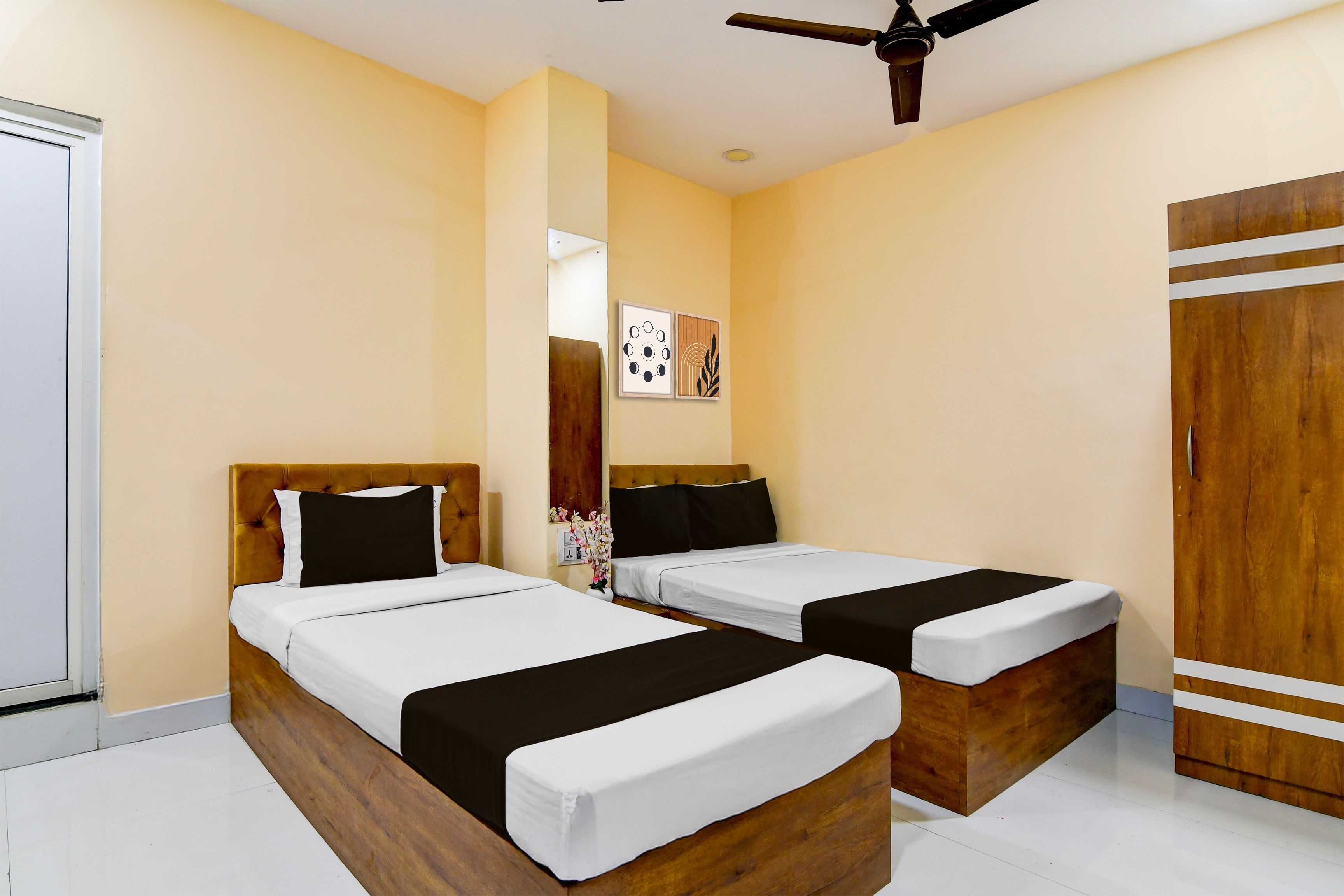 Hotel O New Hotel Philips Sealdah Railway Station - Tap to explore photos