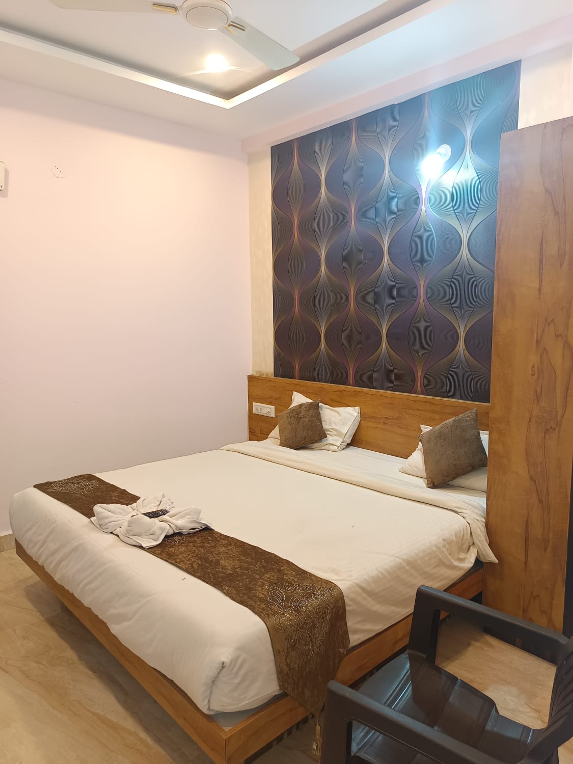 Omkar Boarding and Lodging  - Tap to explore photos