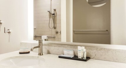Embassy Suites by Hilton Syracuse Destiny USA Room Type - 2QN STE ACC ROLL IN SHOWER