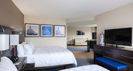 Holiday Inn WASHINGTON-CAPITOL Room Type - 2 Queen Bed Premium Mobility Access Tub