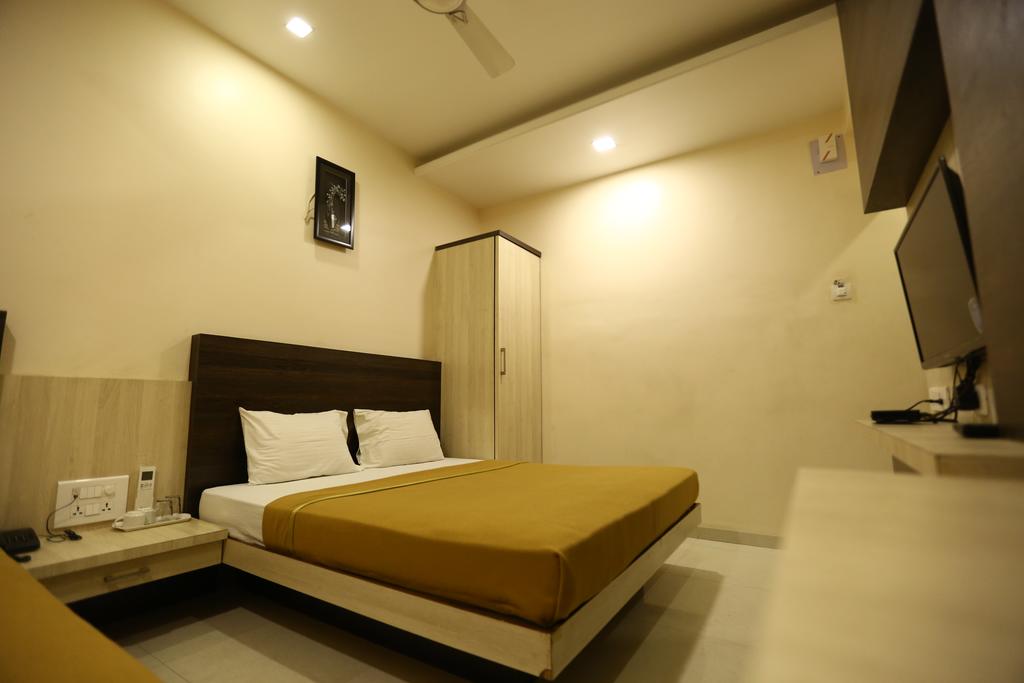Hotel Madhuri Executive( 3 Minutes Walk to Mahalaxmi Temple ) - Tap to explore photos