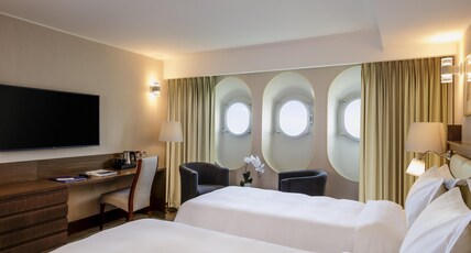 Queen Elizabeth 2 Room Type - Signature Room with 1 King Size Bed