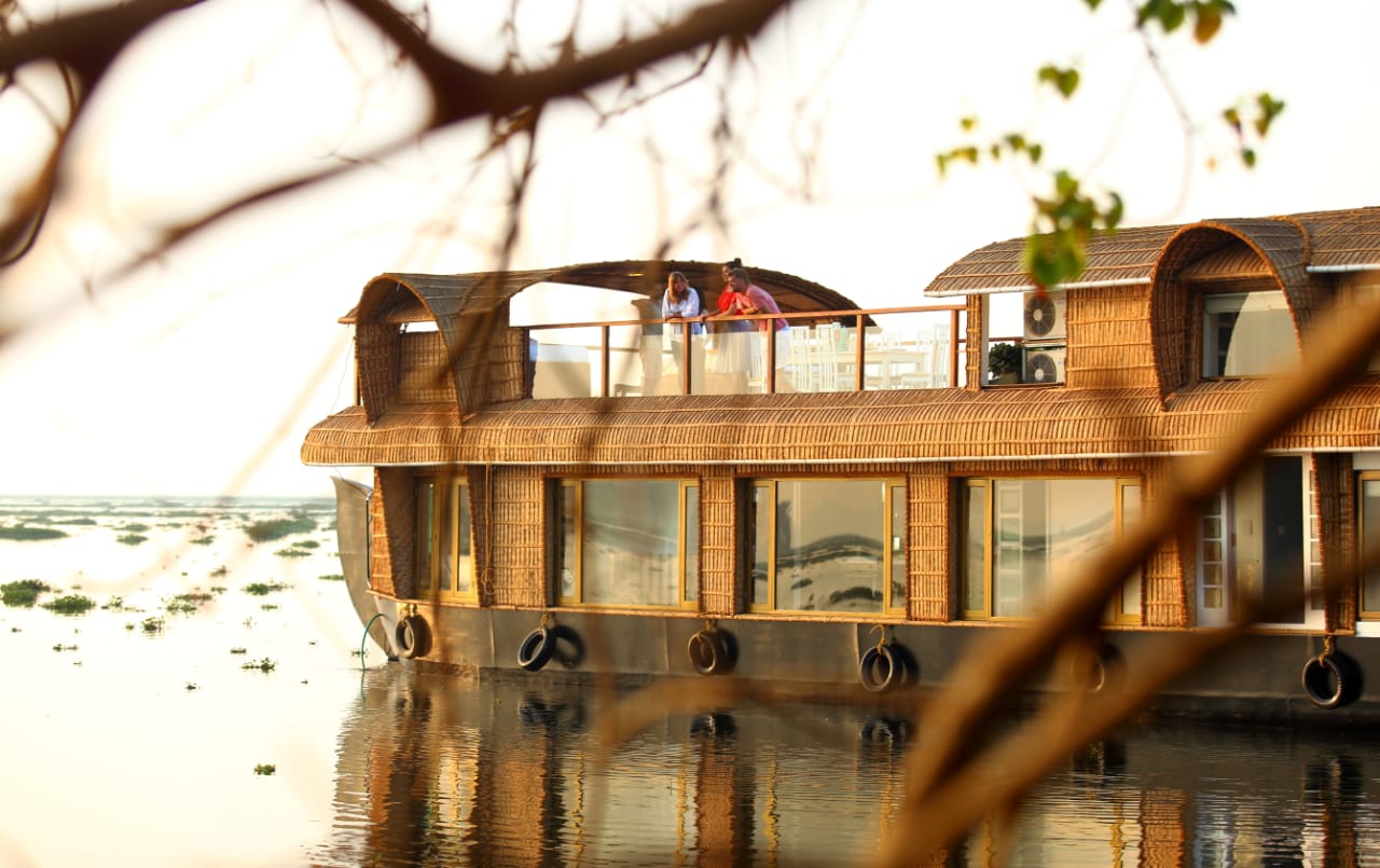 Cosy Houseboats - Tap to explore photos