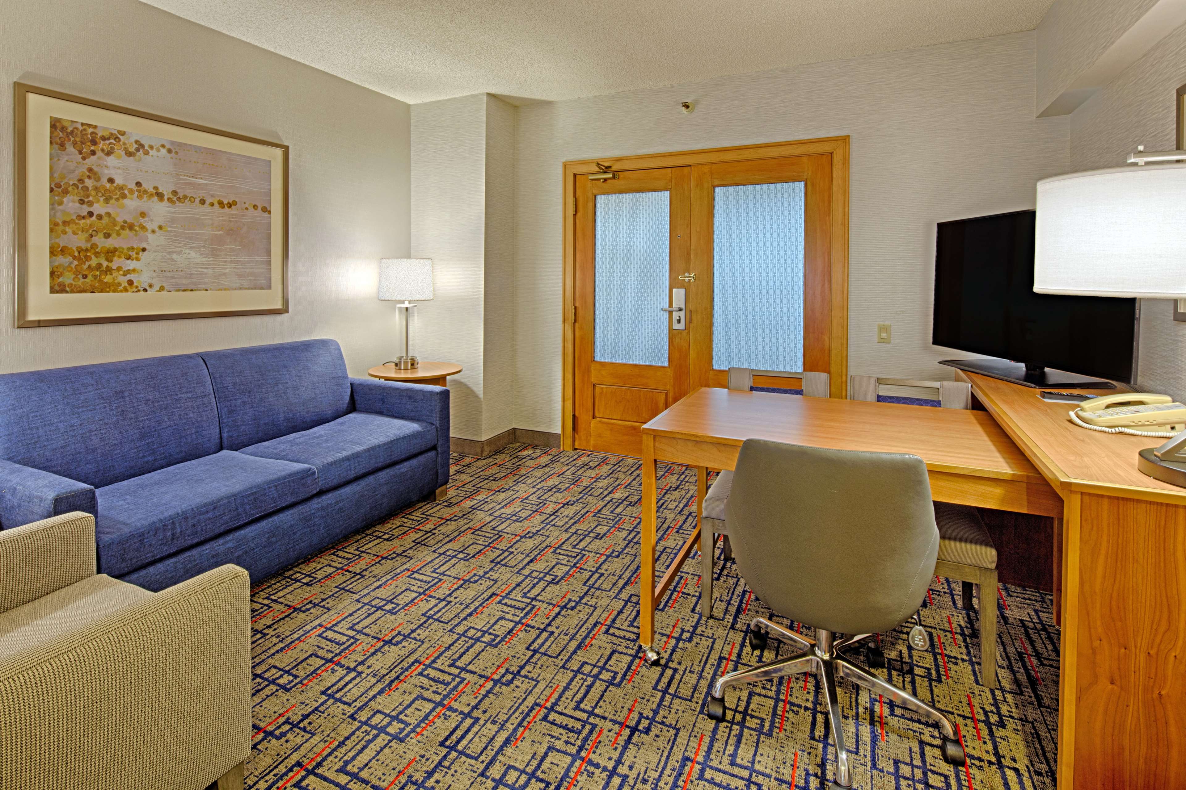 Embassy Suites Chicago - O'Hare Rosemont - Tap to explore photos