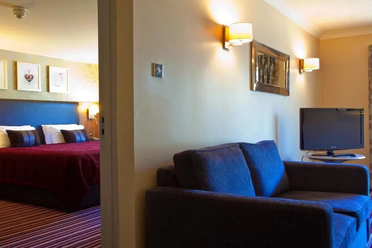 Gloucester Robinswood Hotel By Sunday - Tap to explore photos