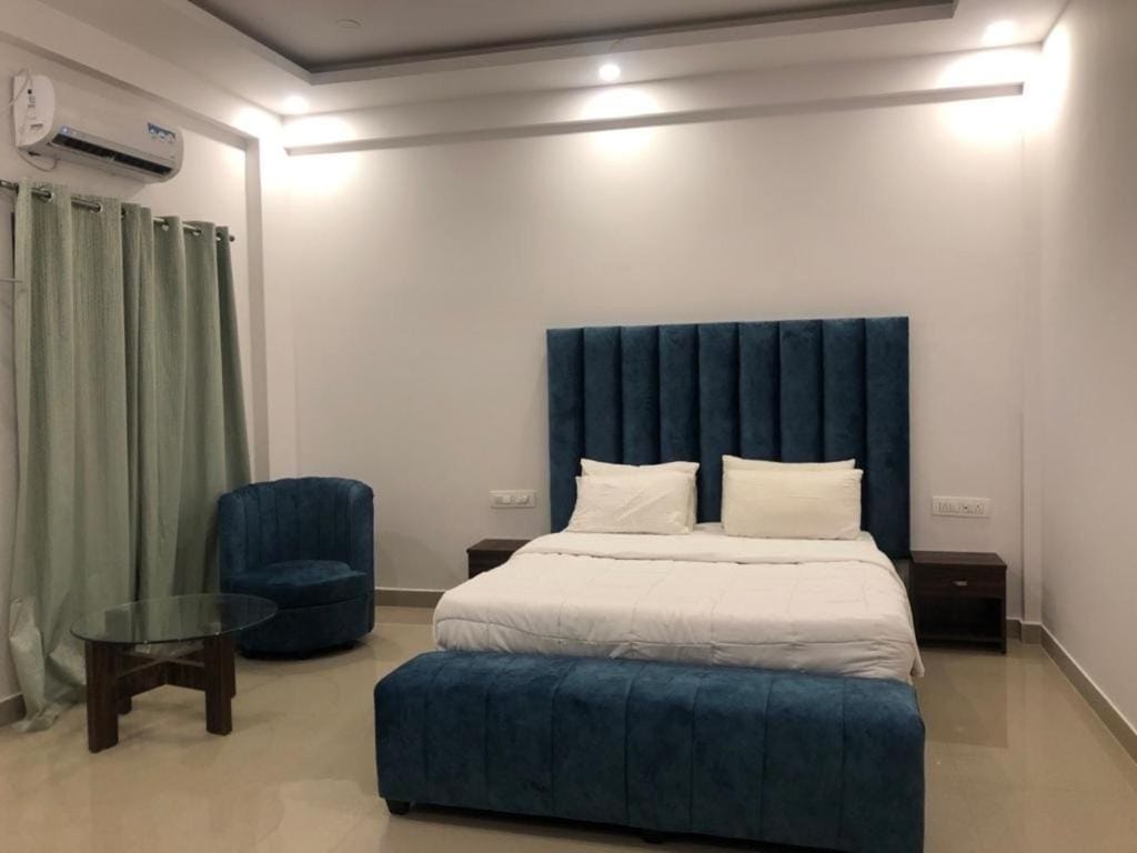 7 Suites - Tap to explore photos