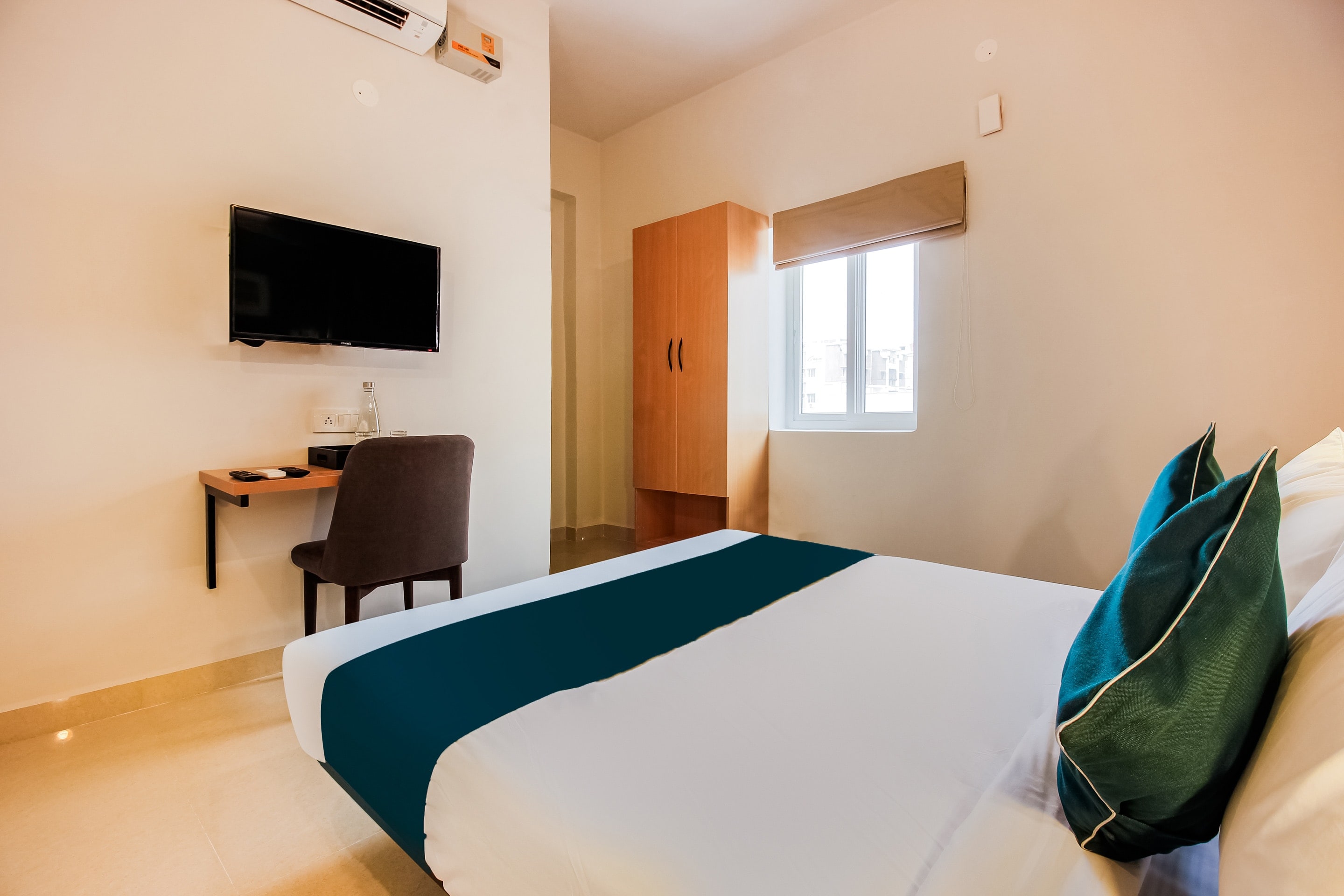 Super Hotel O GACHIBOWLI BESIDE DLF - Tap to explore photos