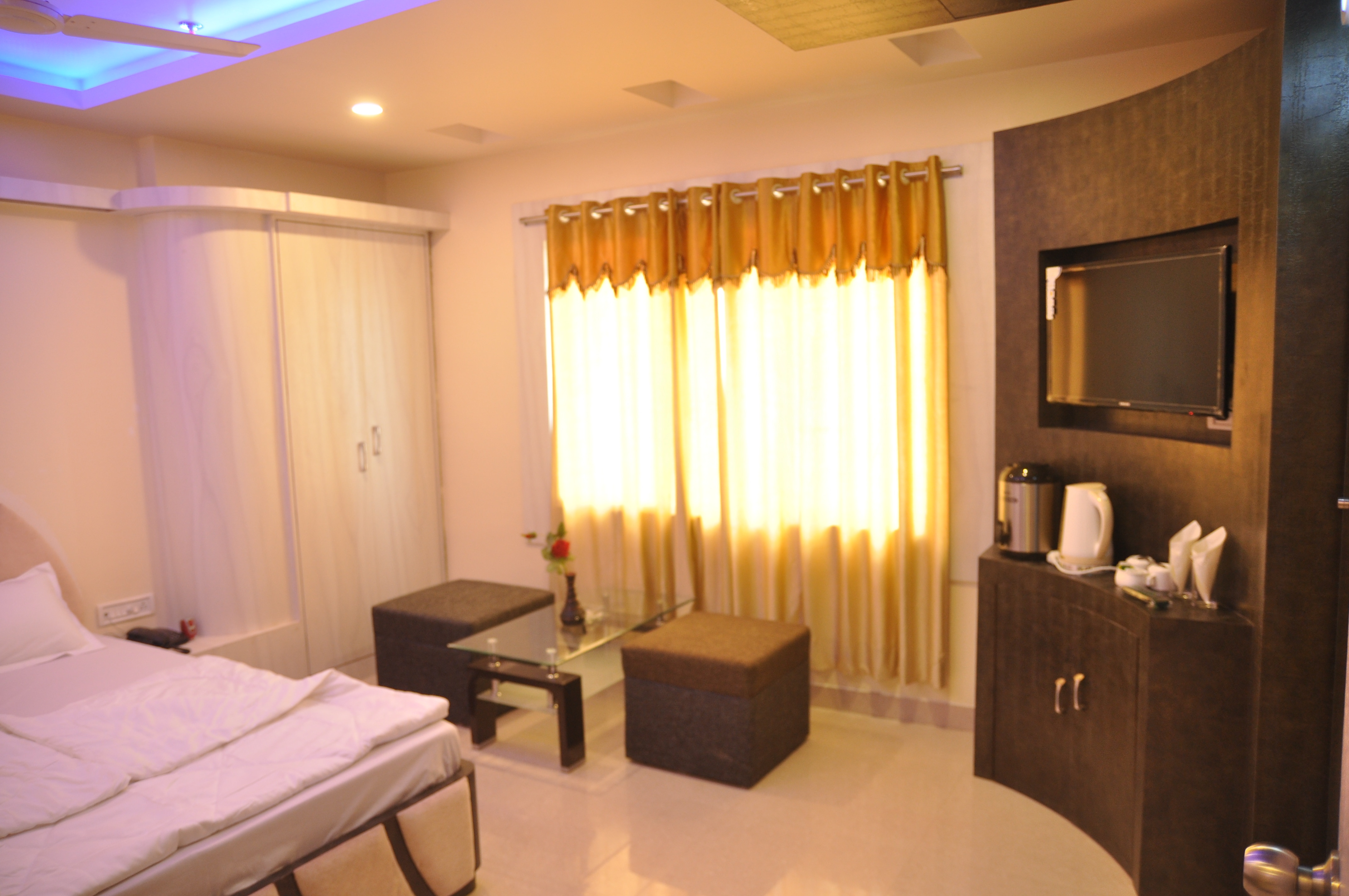 Hotel Blue Waves - Tap to explore photos