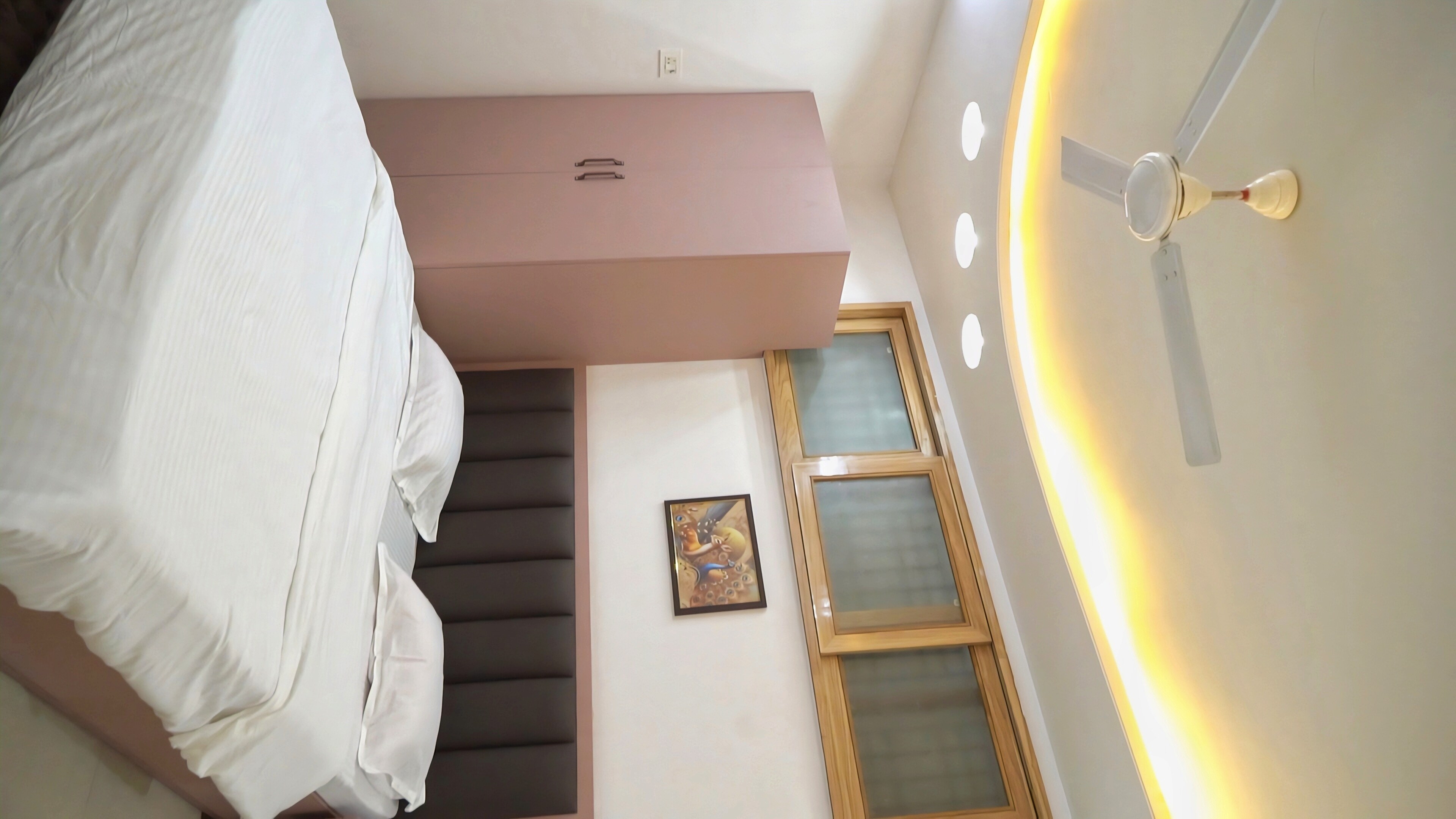 Shree Guest House - Tap to explore photos