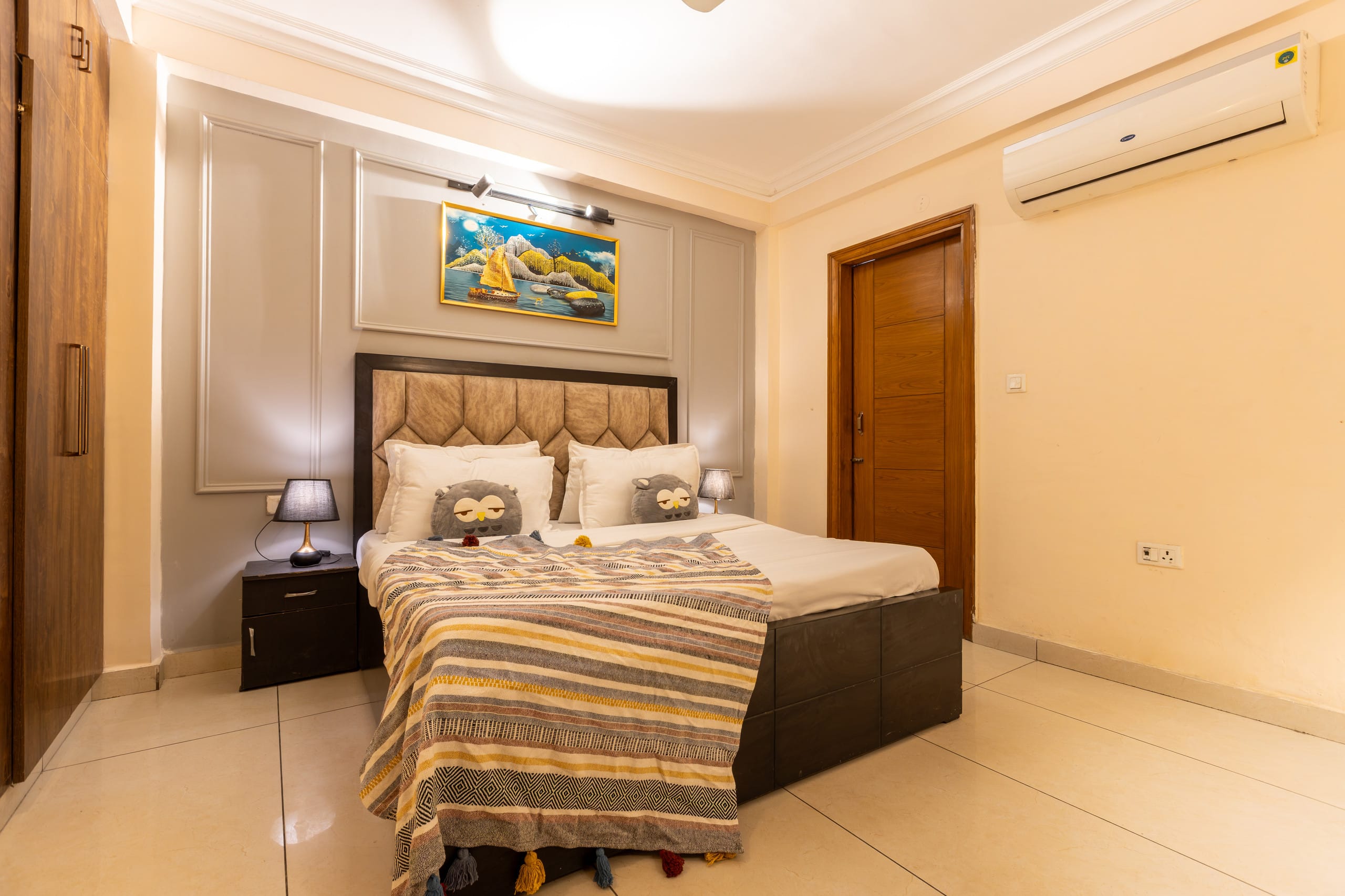 Mad Monkey I Chelsea - Entire 2BHK Apartments at Sector 63A - Tap to explore photos