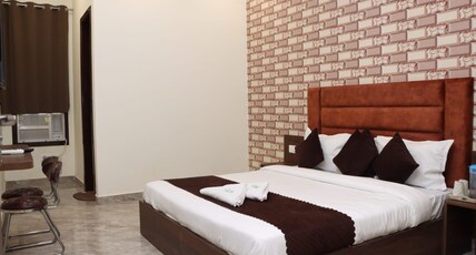 Hotel Chohan Residency Room Type - Deluxe Room - AC