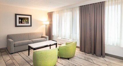 DoubleTree by Hilton Newark Penn Station Room Type - 1 KING JUNIOR SUITE