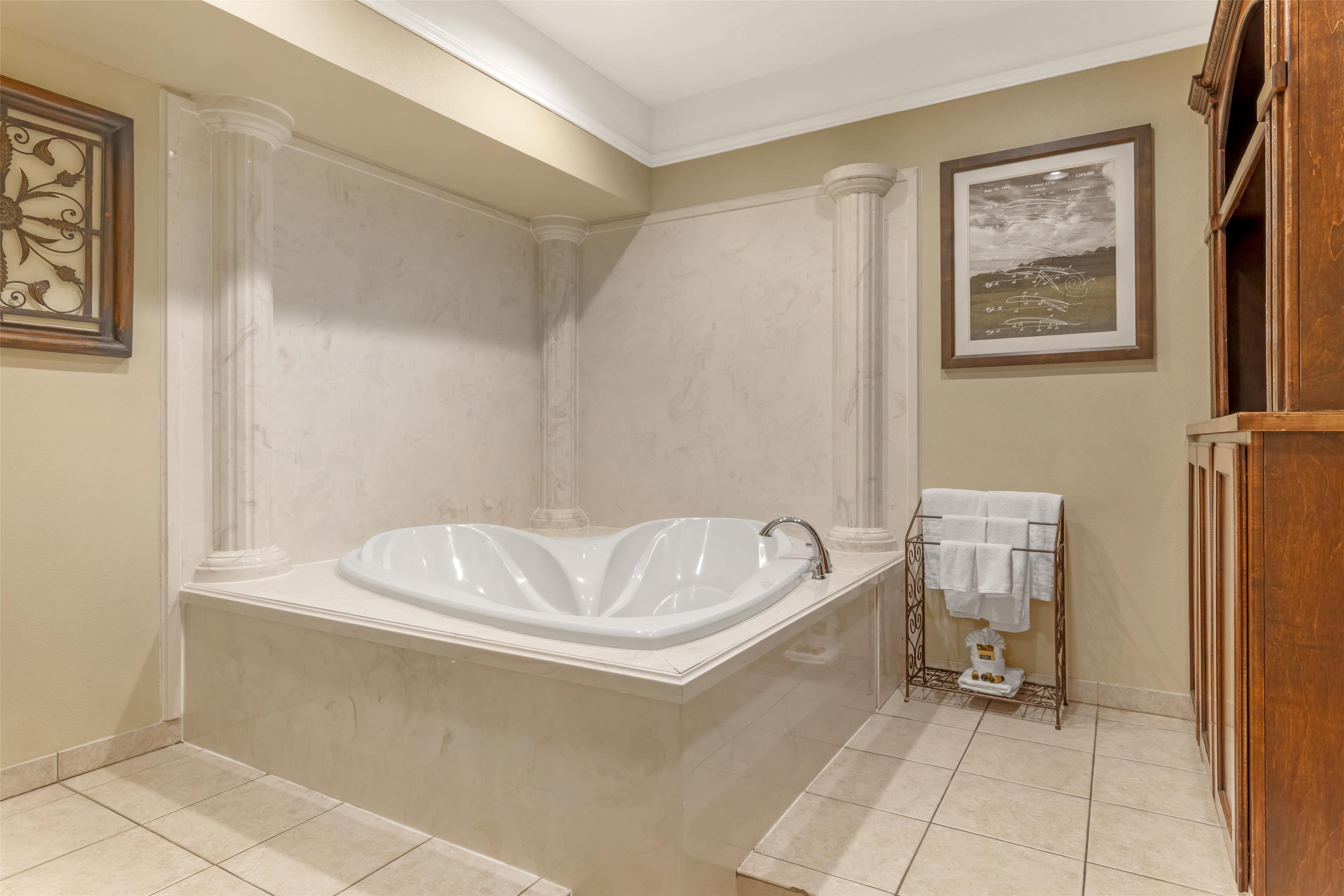BEST WESTERN PLUS Monica Royale Inn & Suites - Tap to explore photos