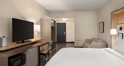 Holiday Inn Cheshire - Southington Room Type - 1 King Premium Accessible