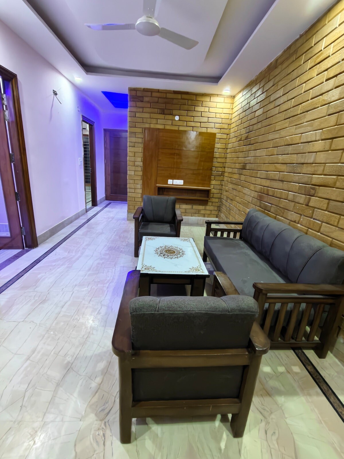 luxury Affordable Room Business Travel - Tap to explore photos