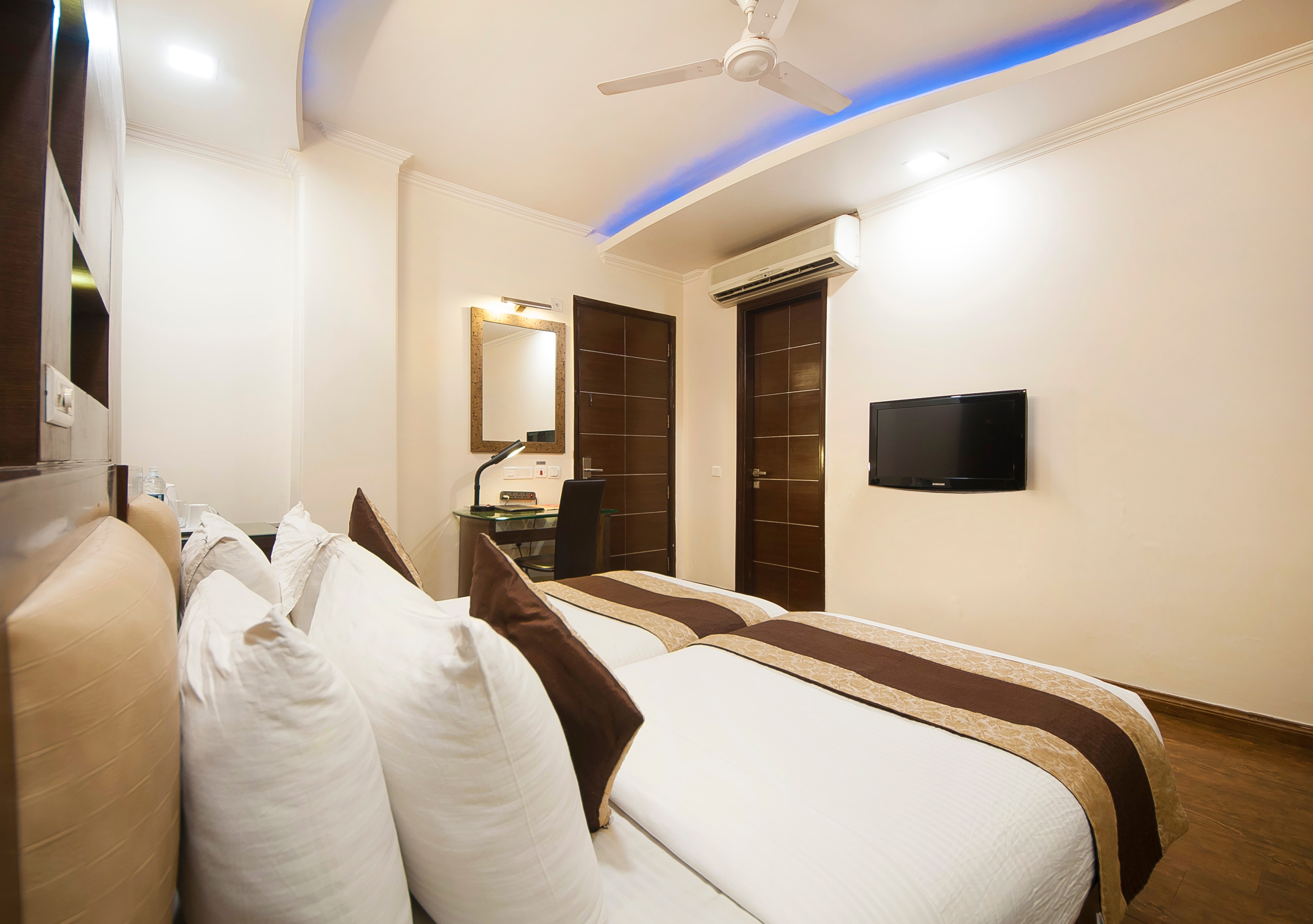 Hotel Le Cadre Near Nehru Place - Tap to explore photos