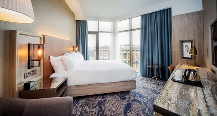 DoubleTree by Hilton London Kingston Upon Thames Room Type - KING CORNER WITH BALCONY