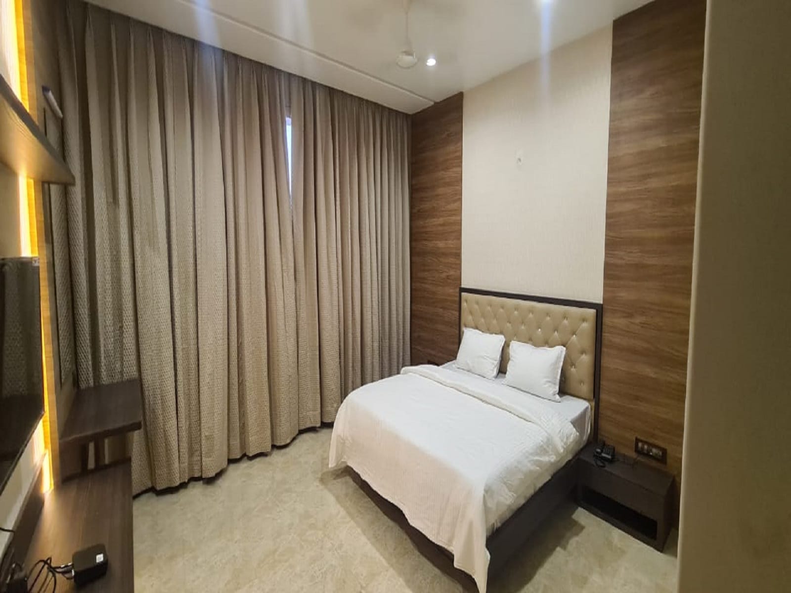 Hotel Sachin Executive Restaurant and lodging - Tap to explore photos