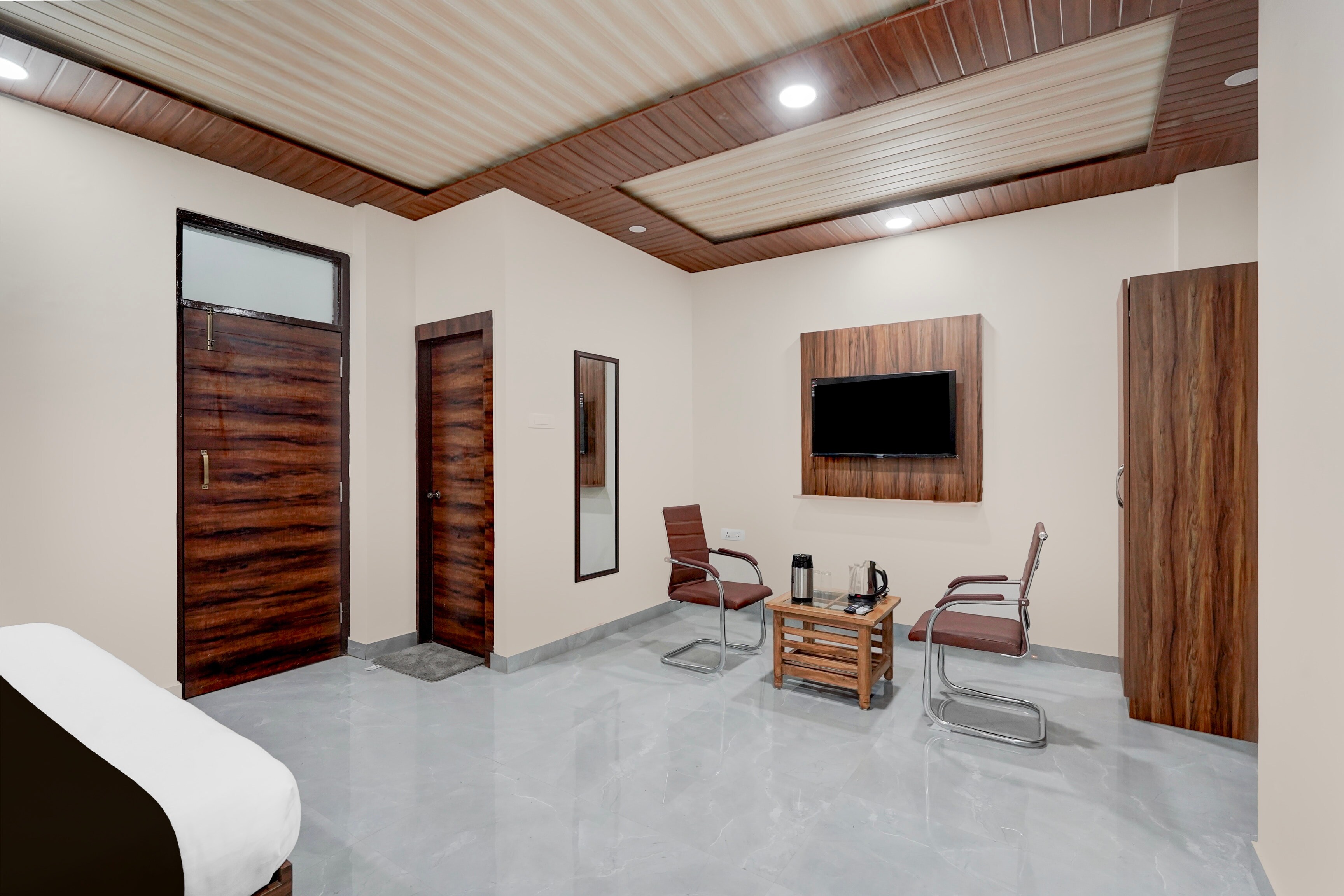 Hotel O THE GOMTI GLITZ - Tap to explore photos