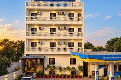 Address of HOTEL PINNACLE
