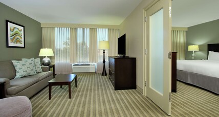 DoubleTree by Hilton Hotel Newark Ohio Room Type - 1 KING SUITE