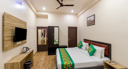 Treebo Om Shree Banaras Room Type - Deluxe Room