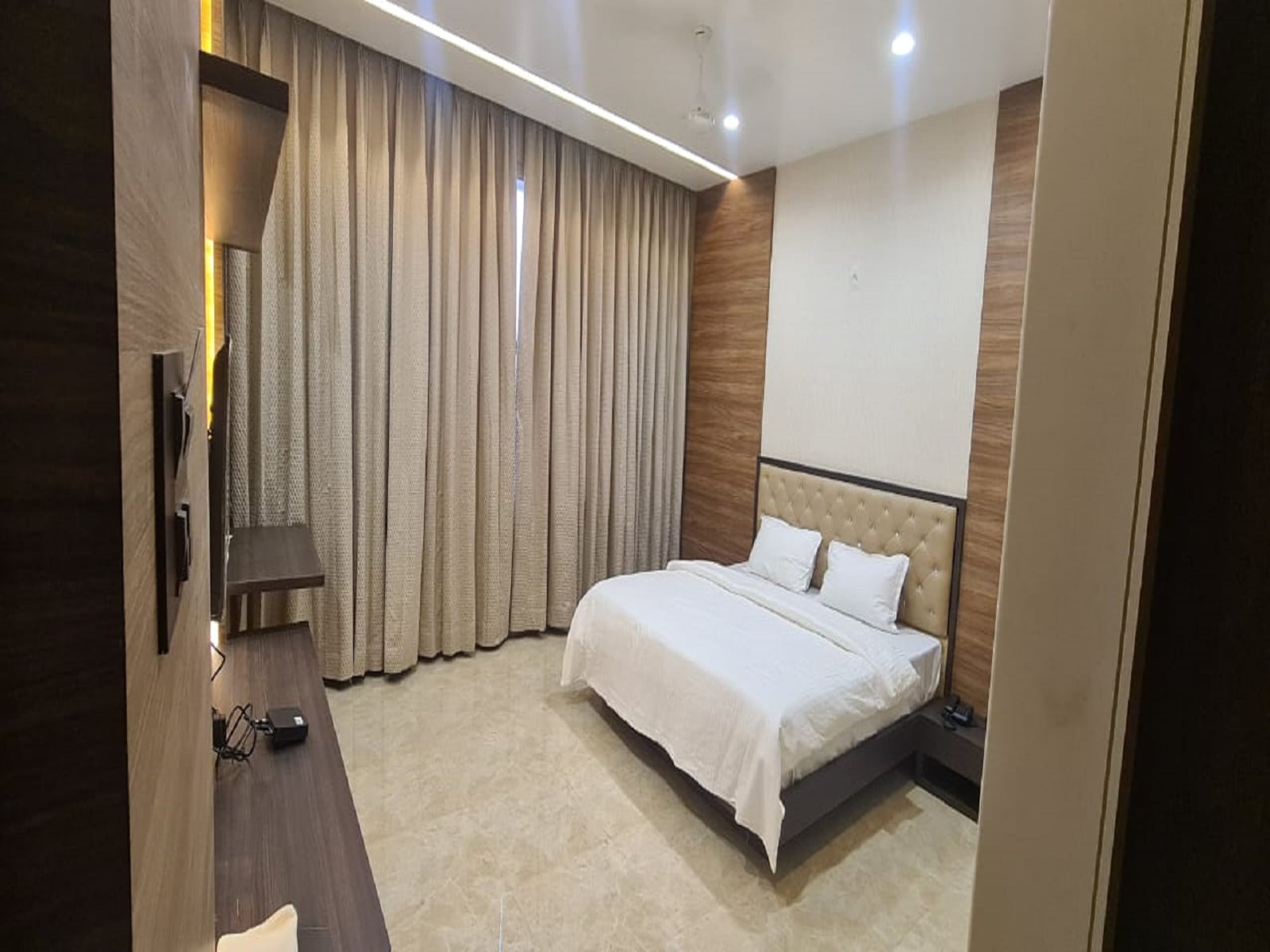 Hotel Sachin Executive Restaurant and lodging - Tap to explore photos