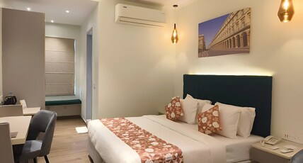 World Inn Room Type - Premier Room - King Bed
