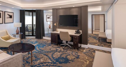Radisson Blu Hotel, Dubai Deira Creek Room Type - Junior Suite - Balcony with Creek View and