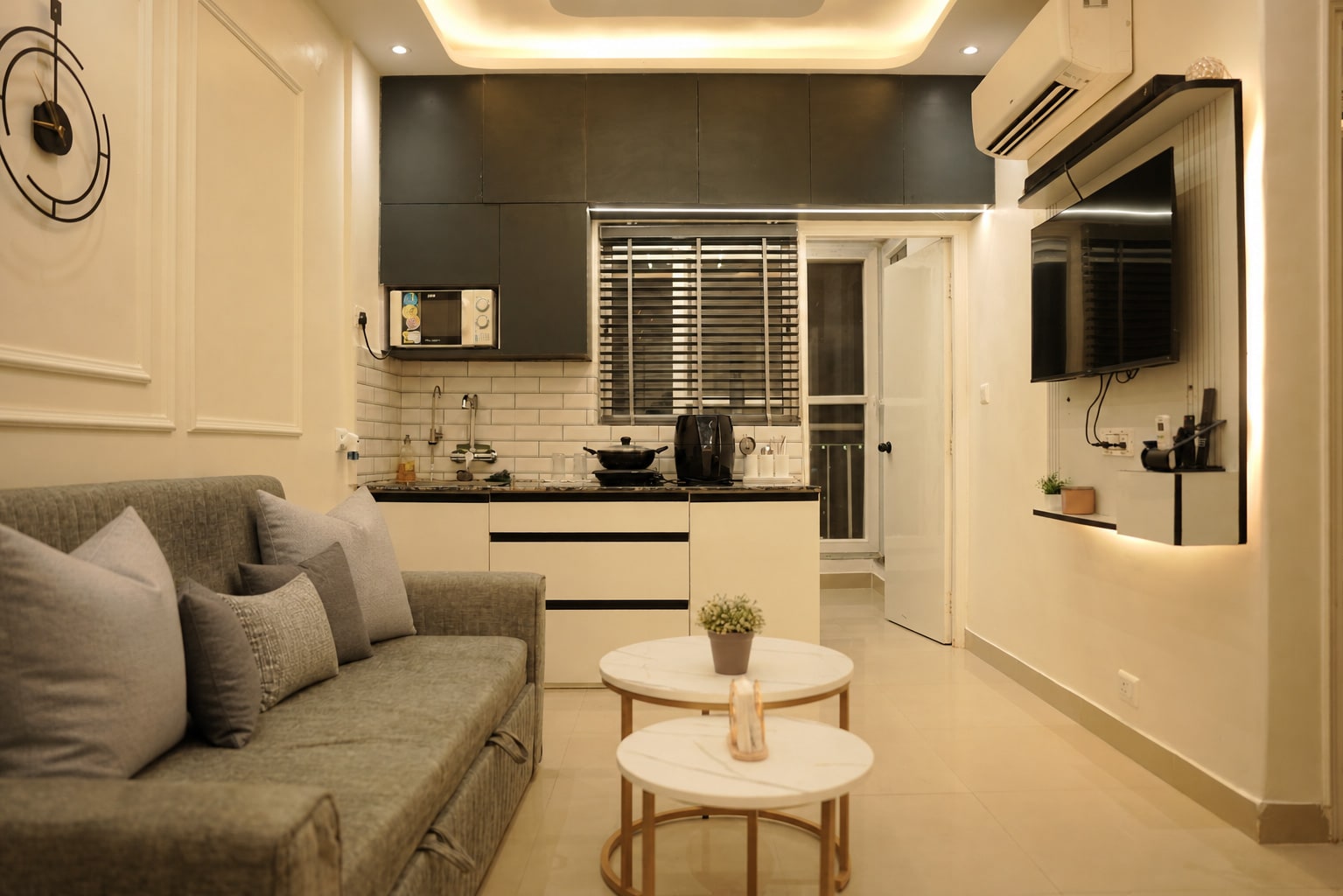 Pied a Terre House - Tap to explore photos