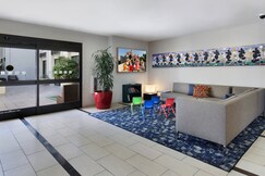 Holiday Inn & Suites ANAHEIM (1 BLK/DISNEYLAND