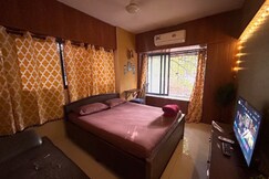Cozy Room near Beach | Versova