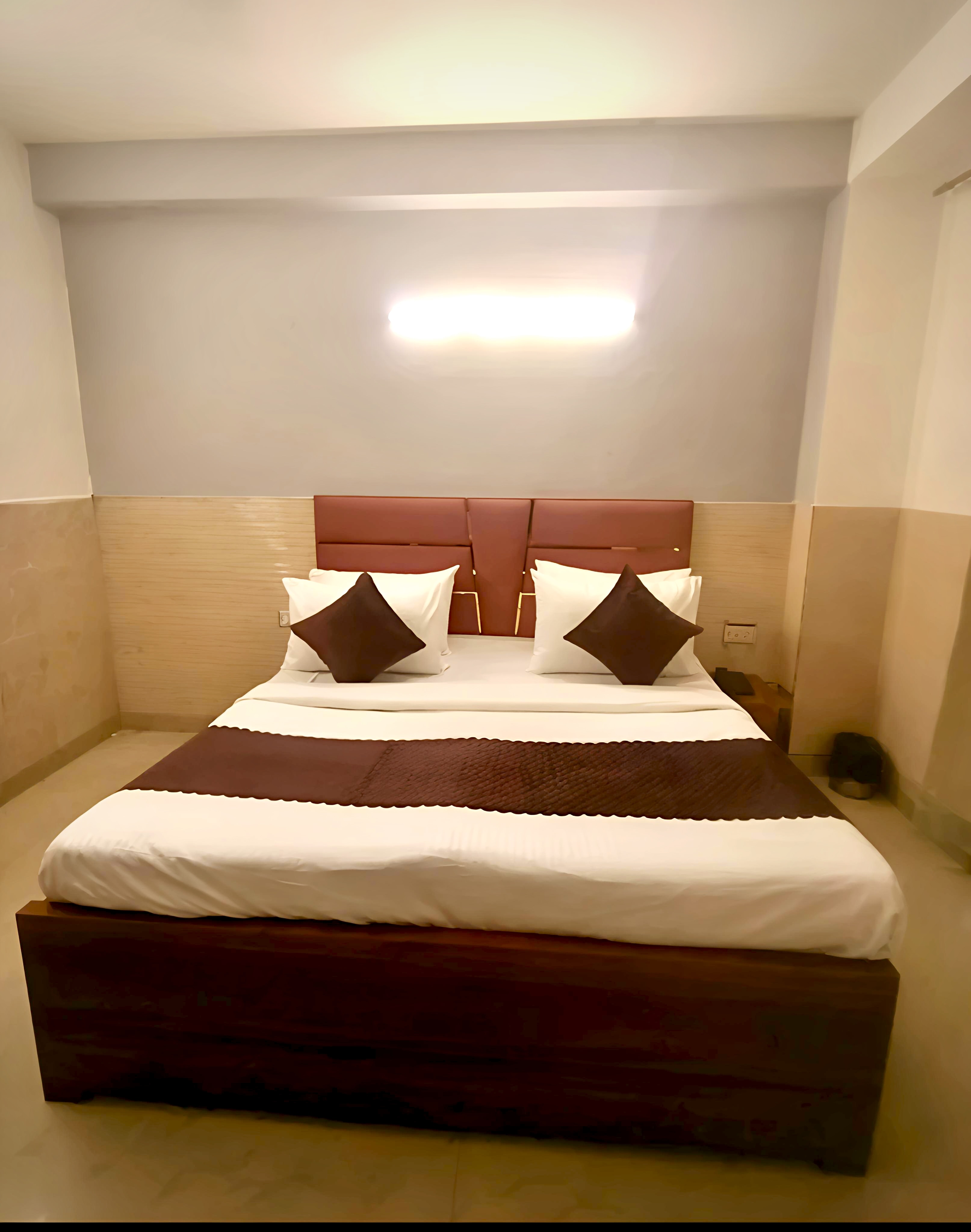 Hotel University || Near ISBT Kashmiri Gate - Tap to explore photos