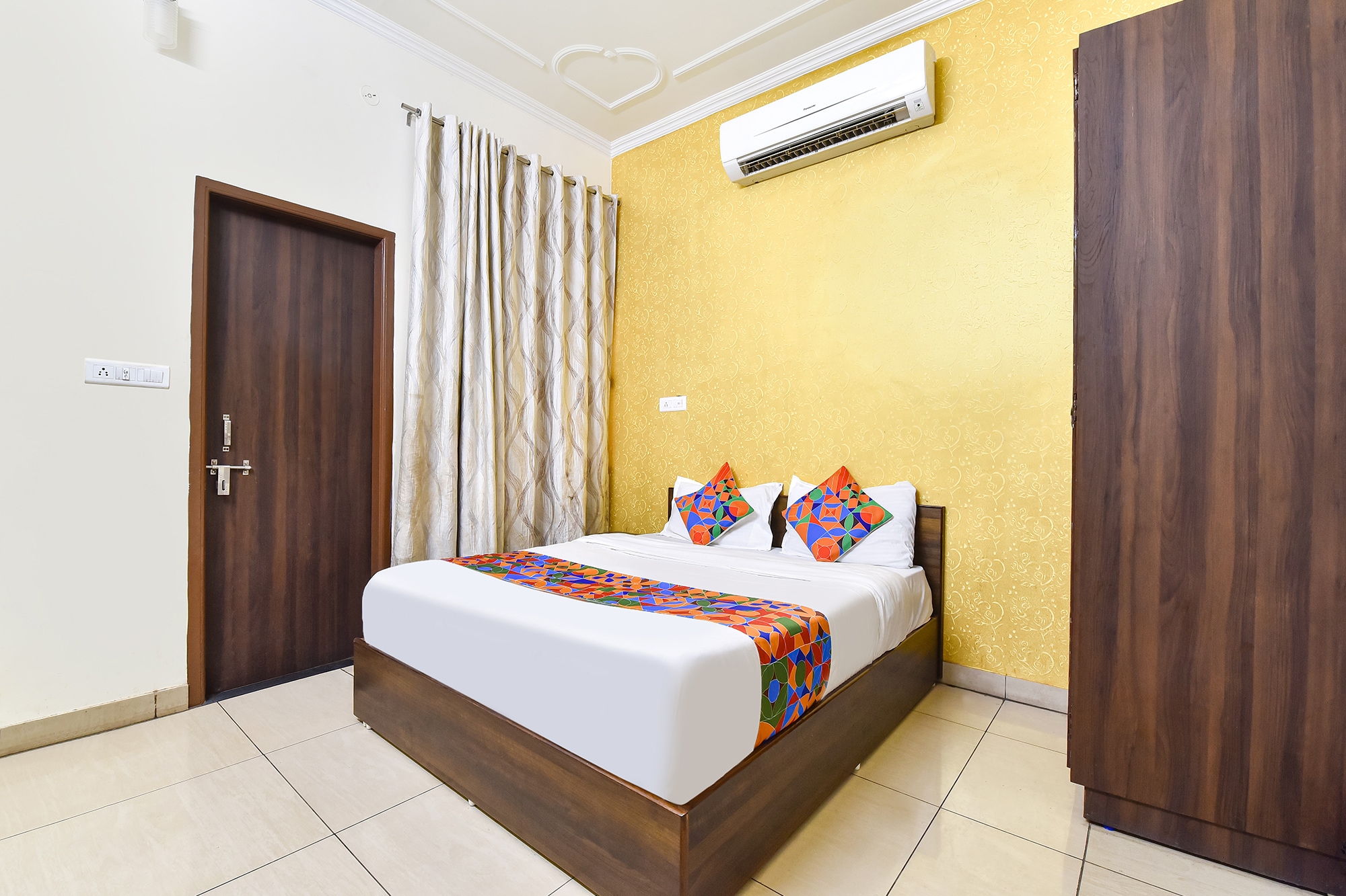 FabHotel Aqueens Plaza - Near Jawahar Circle, Patrika Gate - Tap to explore photos