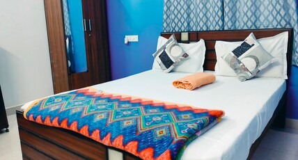 Studio Room Near DLF and Chennai Trade Centre Room Type - Blue Bedroom