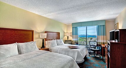 Hampton Inn by Hilton Lake Havasu City Room Type - 2 QNS-BALCONY-LKEVW-NSMKG