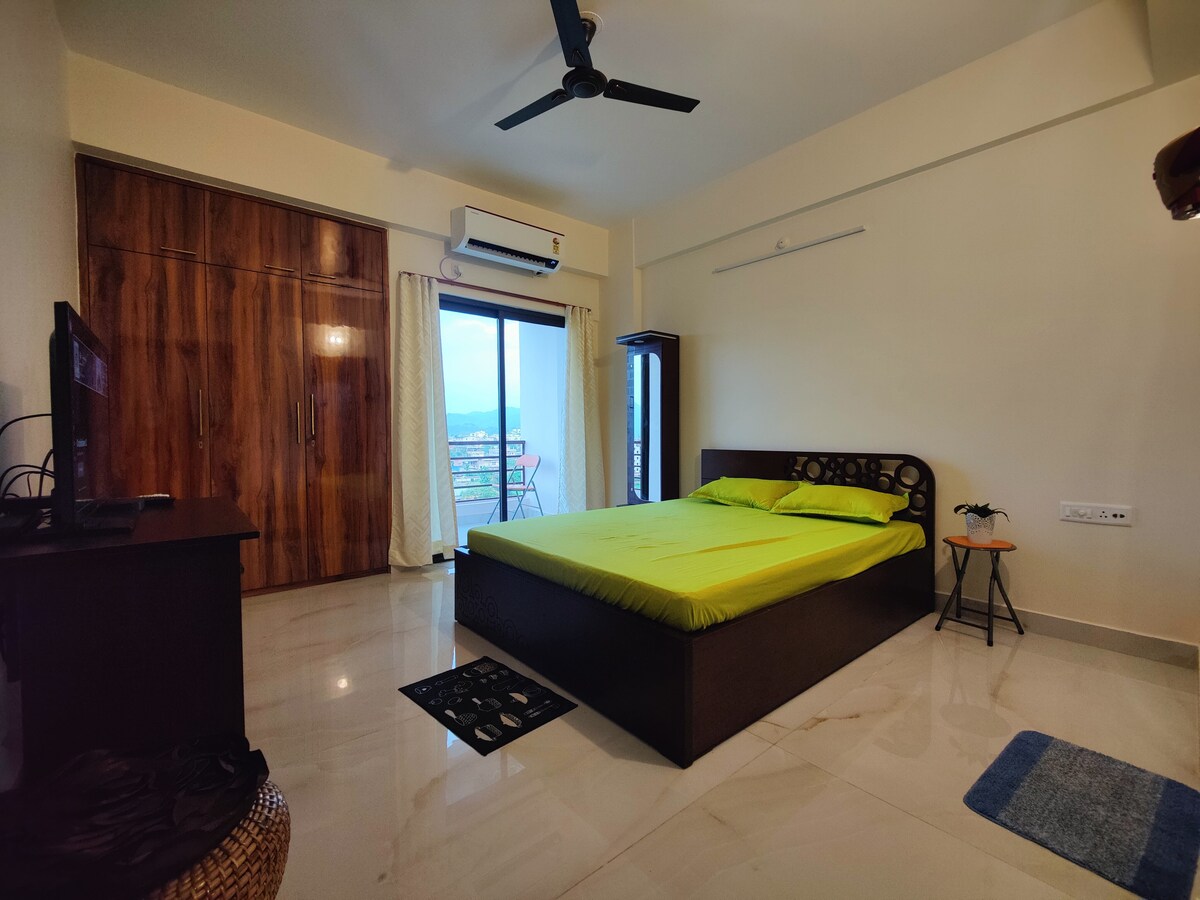 Golden View Nest - Luxurious with Scenic Lake View - Tap to explore photos