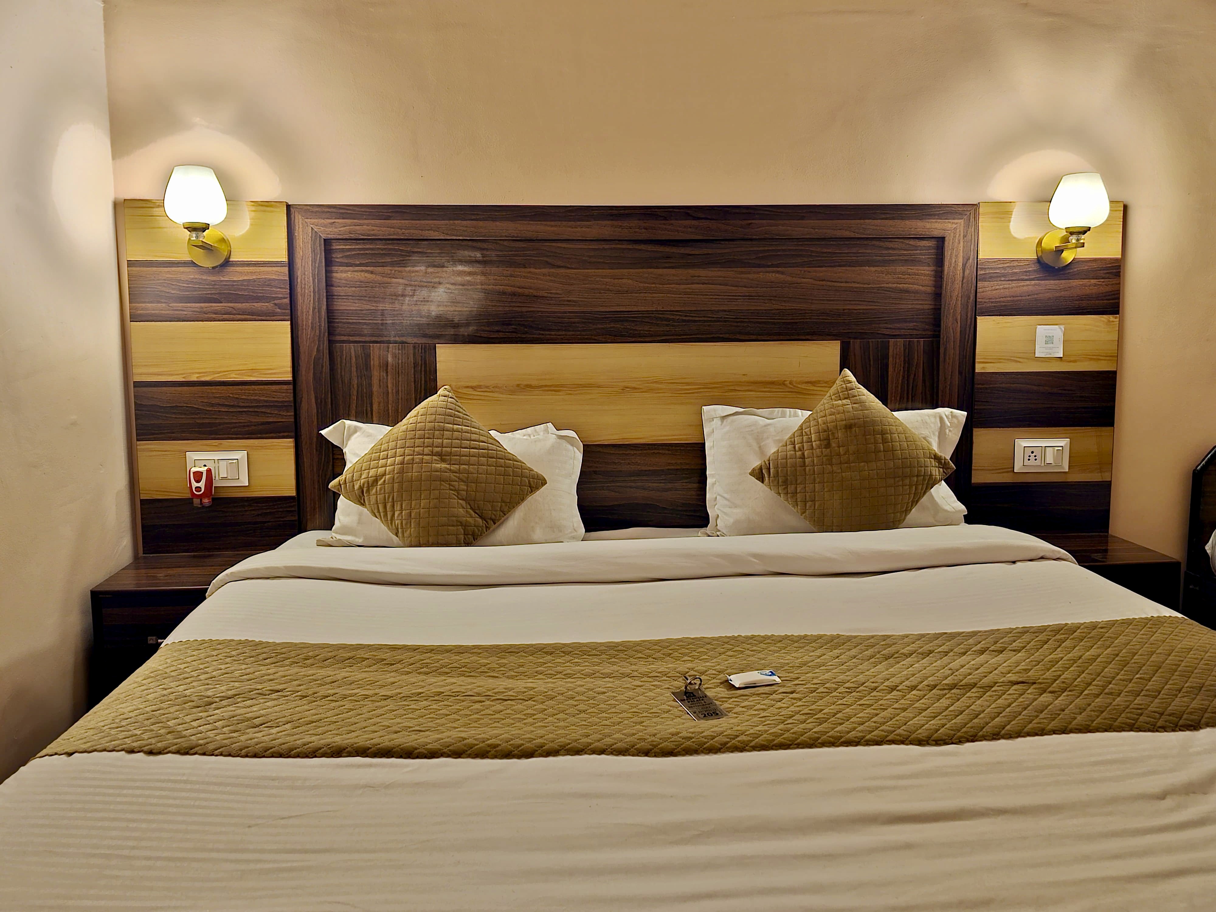 Hotel Geetanjali Palace - Tap to explore photos