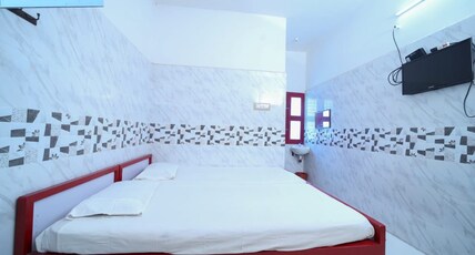 THIRU KUTRALANATHAR RESIDENCY Room Type - Tiple room AC Deluxe