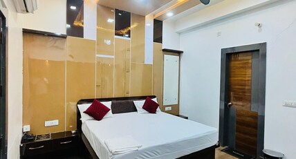 The Glitch Hotel And Restaurant Room Type - Deluxe AC room with King Bed