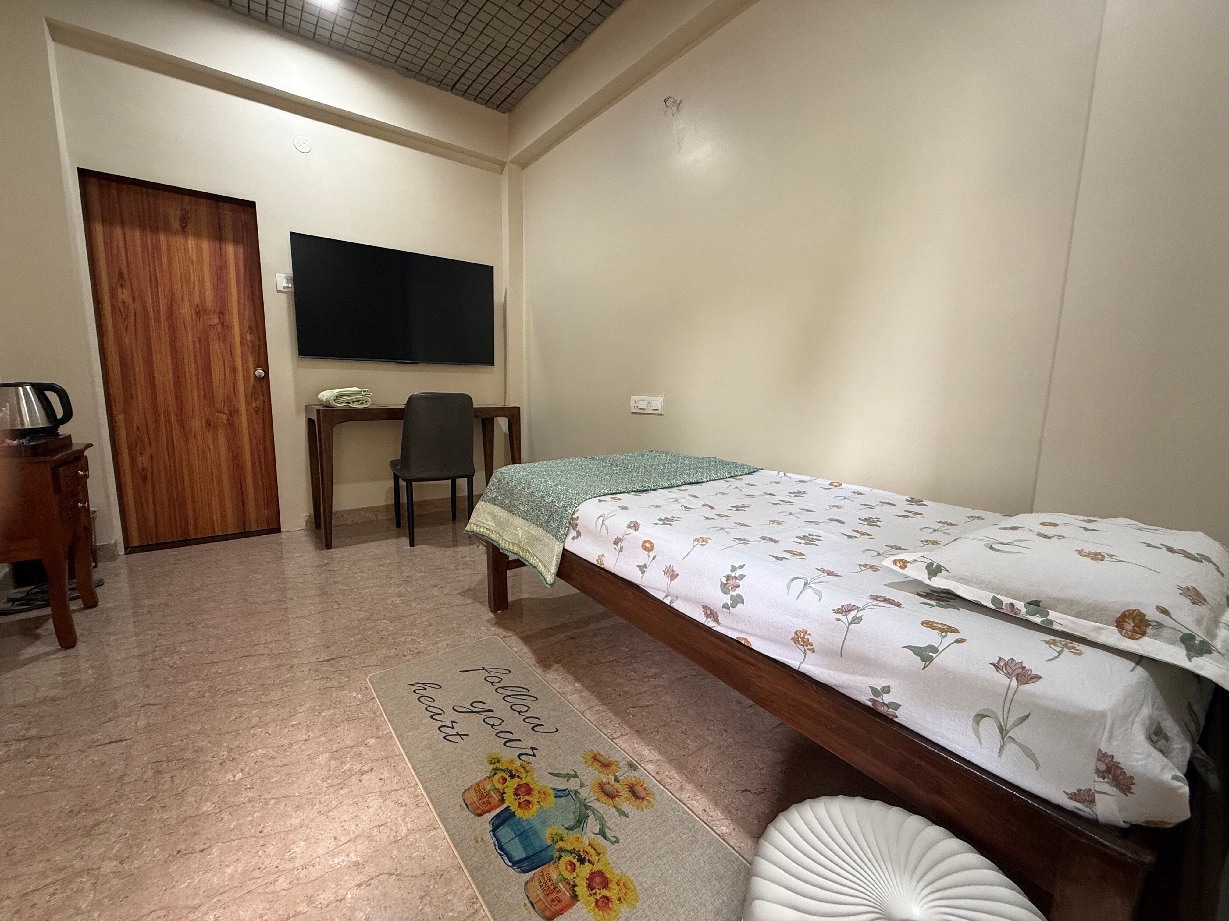 AC Studio 4km to Airport Manish Nagar - Tap to explore photos