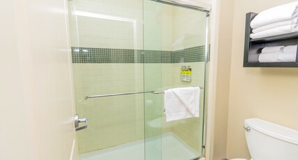 Staybridge Suites HOUSTON IAH - BELTWAY 8, an IHG hotel Room Type - 1 Queen Studio Suite Mobil Access Tub