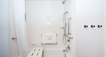 Hampton Inn and Suites Aurora South Denver Room Type - 2QN ACCESSIBLE TUB NS